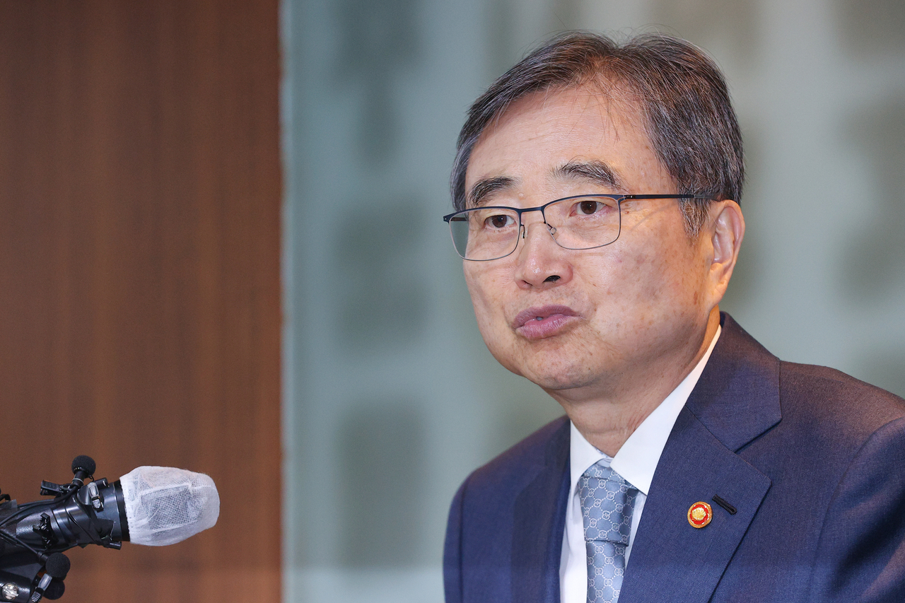 Foreign Minister Cho Hyun speaks at a Seoul Foreign Correspondents’ Club meeting in central Seoul on Friday. (Yonhap)