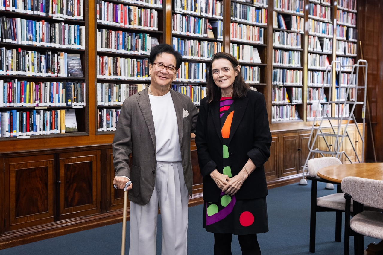 CJ Group Chair Lee Jay-hyun (left) and Chatham House CEO Bronwen Maddox pose for a photo during a meeting in London. (CJ Corporation)