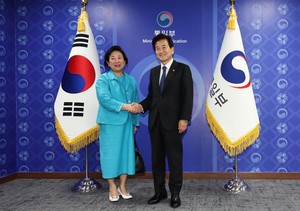 Unification minister hopes to resume inter-Korean tour program, adding North's Kalma beach