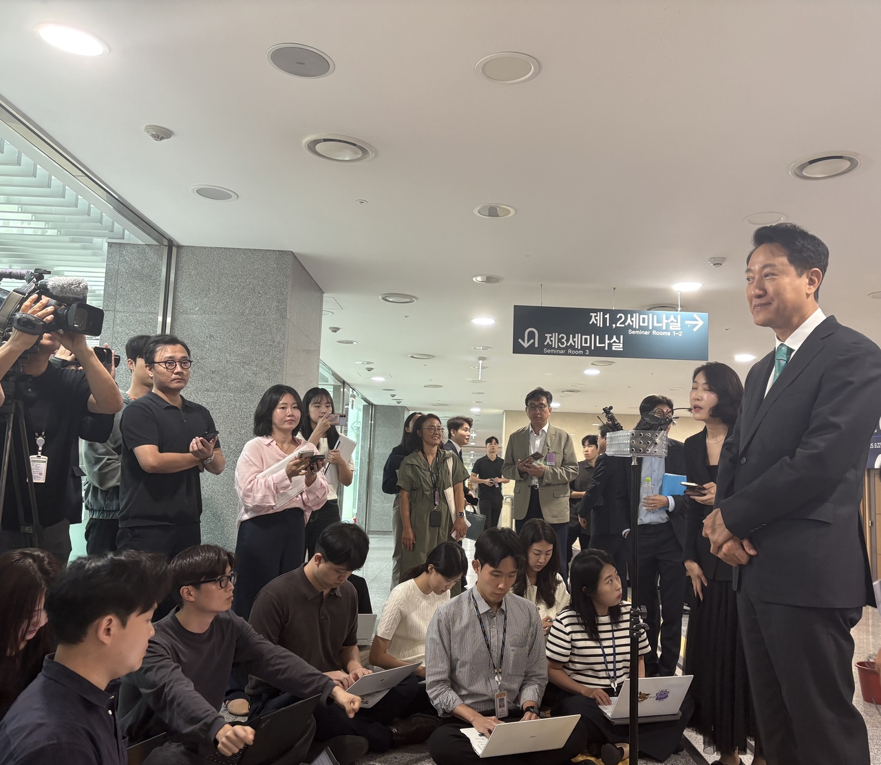 22일 오전 여의도 국회 의원회관 제1세미나실에서 오세훈 서울시장이 정부의 주택공급안에 대해 발언하고 있다. 정주원 기자