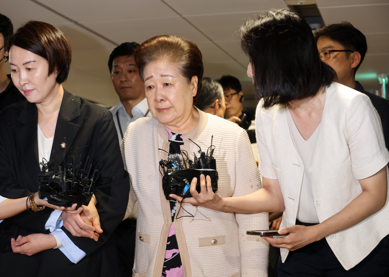 Unification Church leader Han Hak-ja voluntarily appeared on Wednesday at the special counsel’s office in Jongno, Seoul, after three refusals to summons over allegations involving First Lady Kim Keon-hee. (Yonhap)