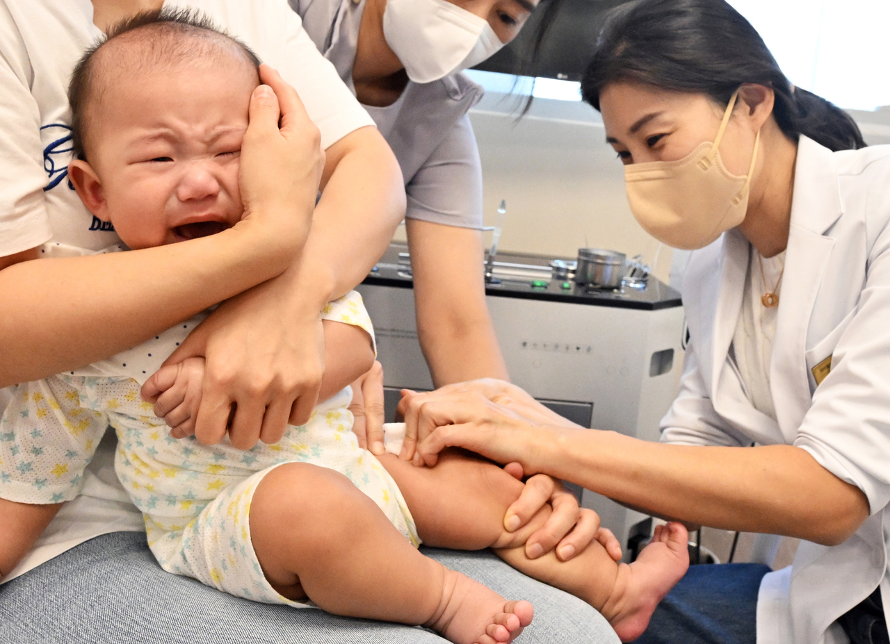 An infant receives a flu shot at a pediatric clinic in Suwon, Gyeonggi Province, Monday. (Yonhap)
