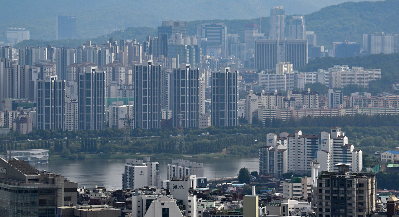 서울 남산에서 바라본 용산 및 강남 아파트의 모습. 임세준 기자