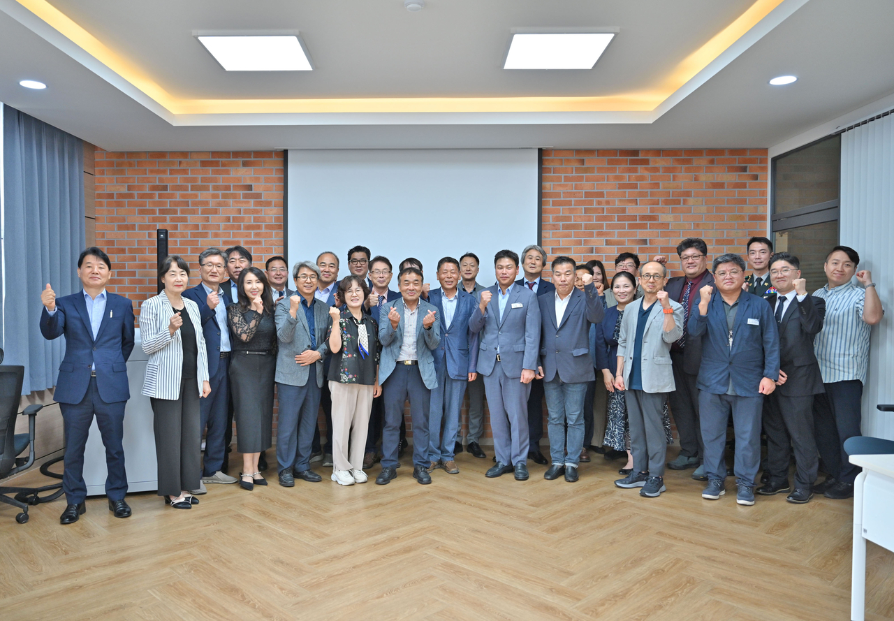 22일 경북전문대학교가  마련한  영주지역 중·고등학교 교장단 초청 교육정책 간담회 참석자들이 단체 기념사진을 찍고 있다. [경북전문대학교 제공]