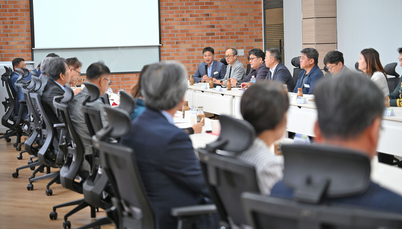 경북전문대학교가 22일 본관 3층 공동세미나실에서 영주지역 중·고등학교 교장단을 초청해 교육정책 간담회를 가졌다. [경북전문대학교 제공]