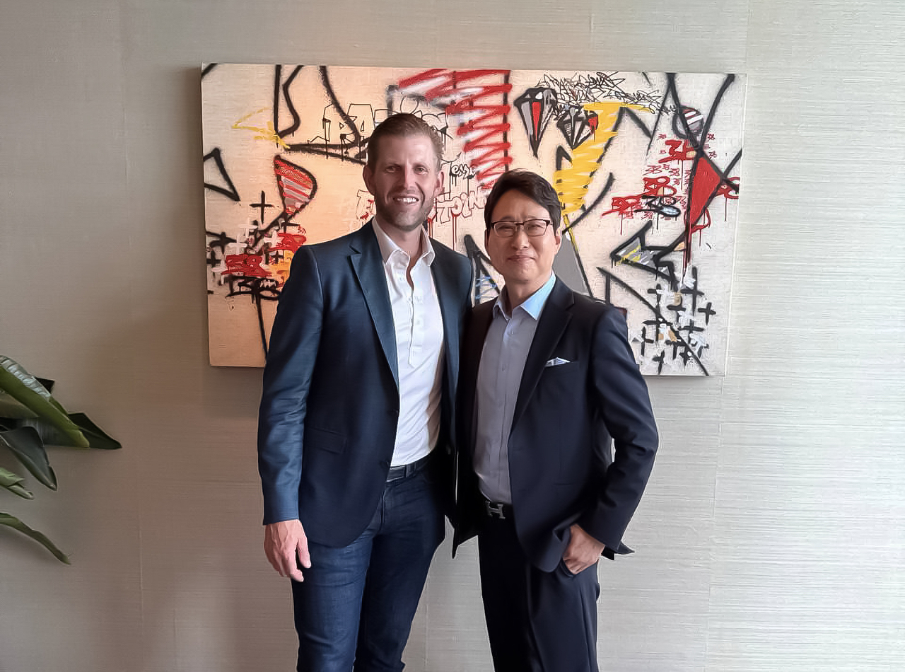 Bithumb CEO Lee Jae-won (right) poses for a picture with World Liberty Financial co-founder Eric Trump during the Bitcoin Asia 2025 in Hong Kong in August. (Bithumb)