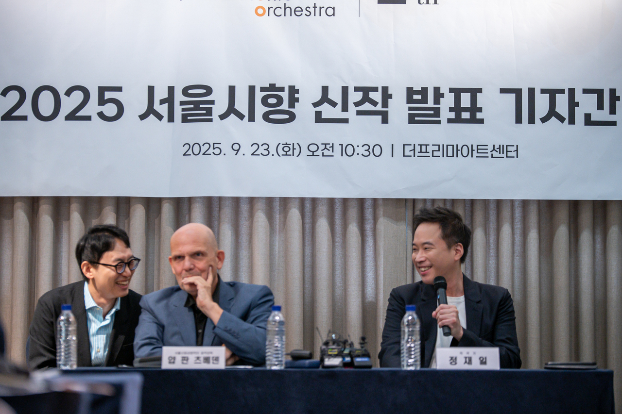 Seoul Philharmonic Orchestra's music director Jaap van Zweden (center) and Korean composer Jung Jae-il (right) participate in a press conference on Tuesday held at The Prima Art Center in Jongno-gu, Seoul. (SPO)