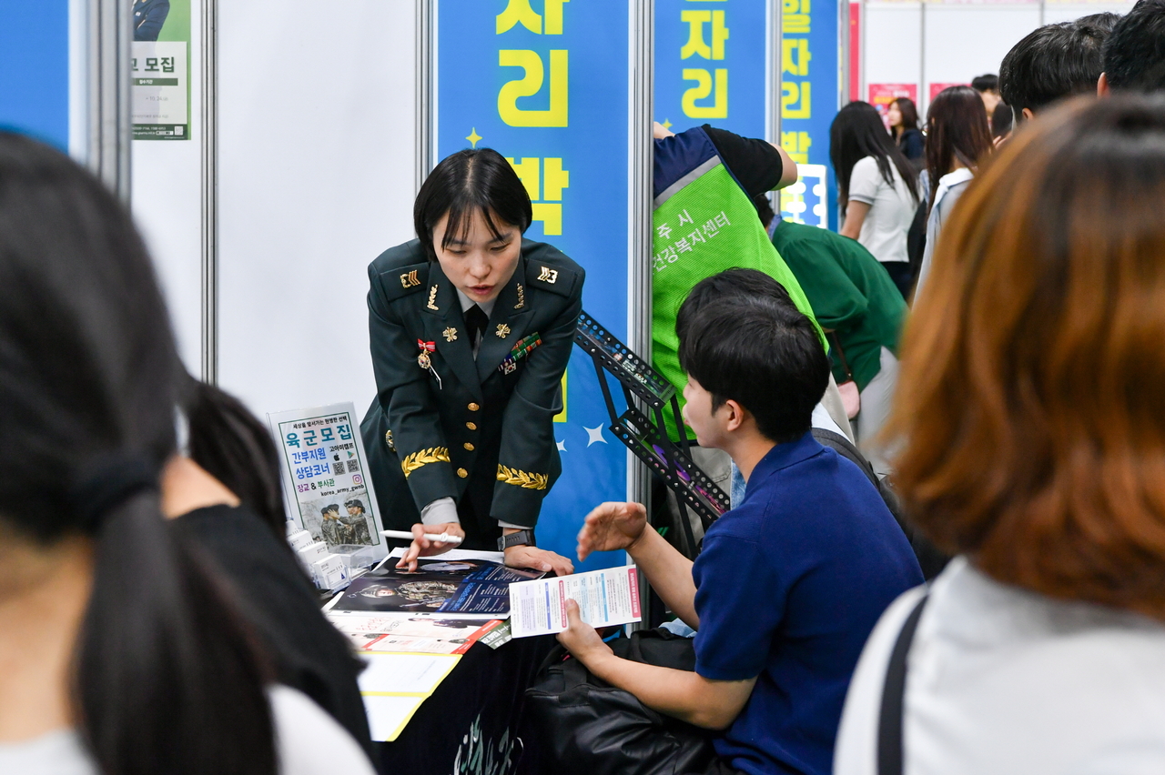 한 구직자가 채용관련 상담을 받고 있다.[영주시 제공]