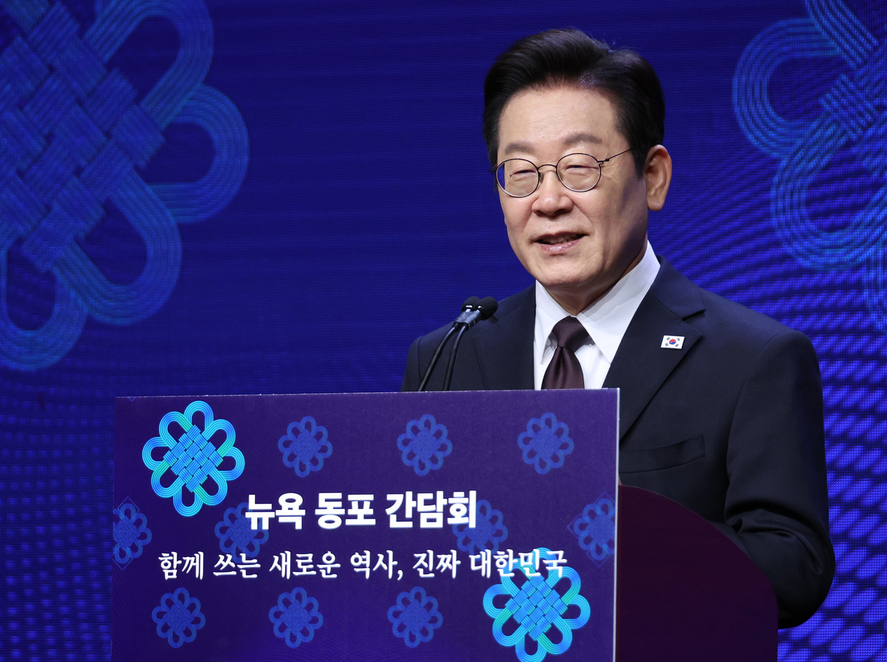 President Lee Jae Myung speaks during a meeting with Korean Americans at a hotel in New York on Monday. (Yonhap)