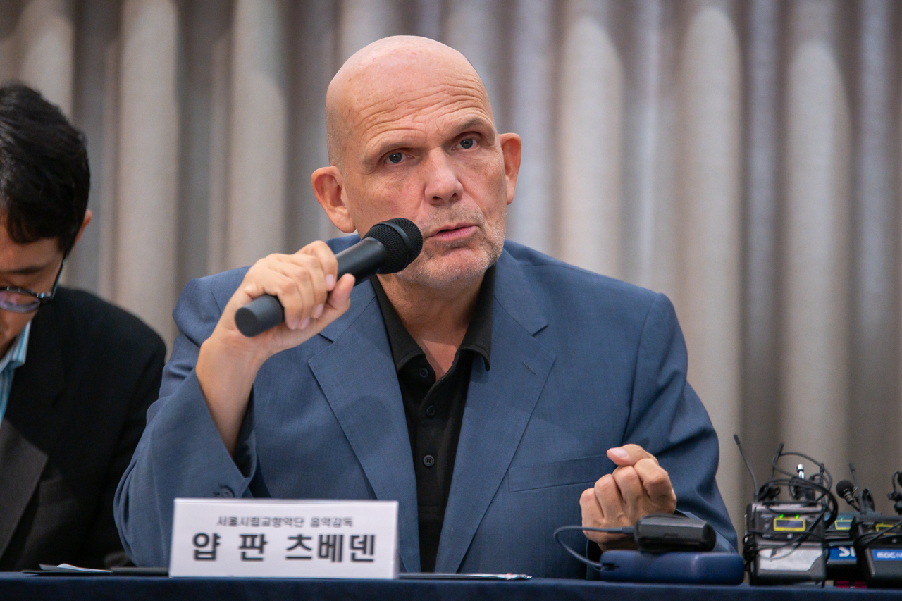Seoul Philharmonic Orchestra's music director Jaap van Zweden speaks during a press conference on Tuesday held at The Prima Art Center in Jongno-gu, Seoul. (SPO)