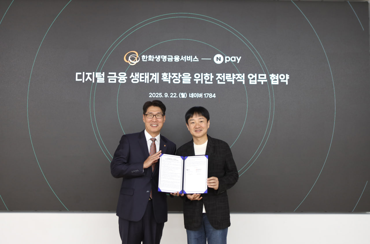 Hanwha Life Financial Services CEO Choi Seung-young (left) and Naver Financial CEO Park Sang-jin pose for a commemorative photo at the partnership signing ceremony held at Naver's headquarters in Seongnam, Gyeonggi Province, Monday. (Hanwha Life)