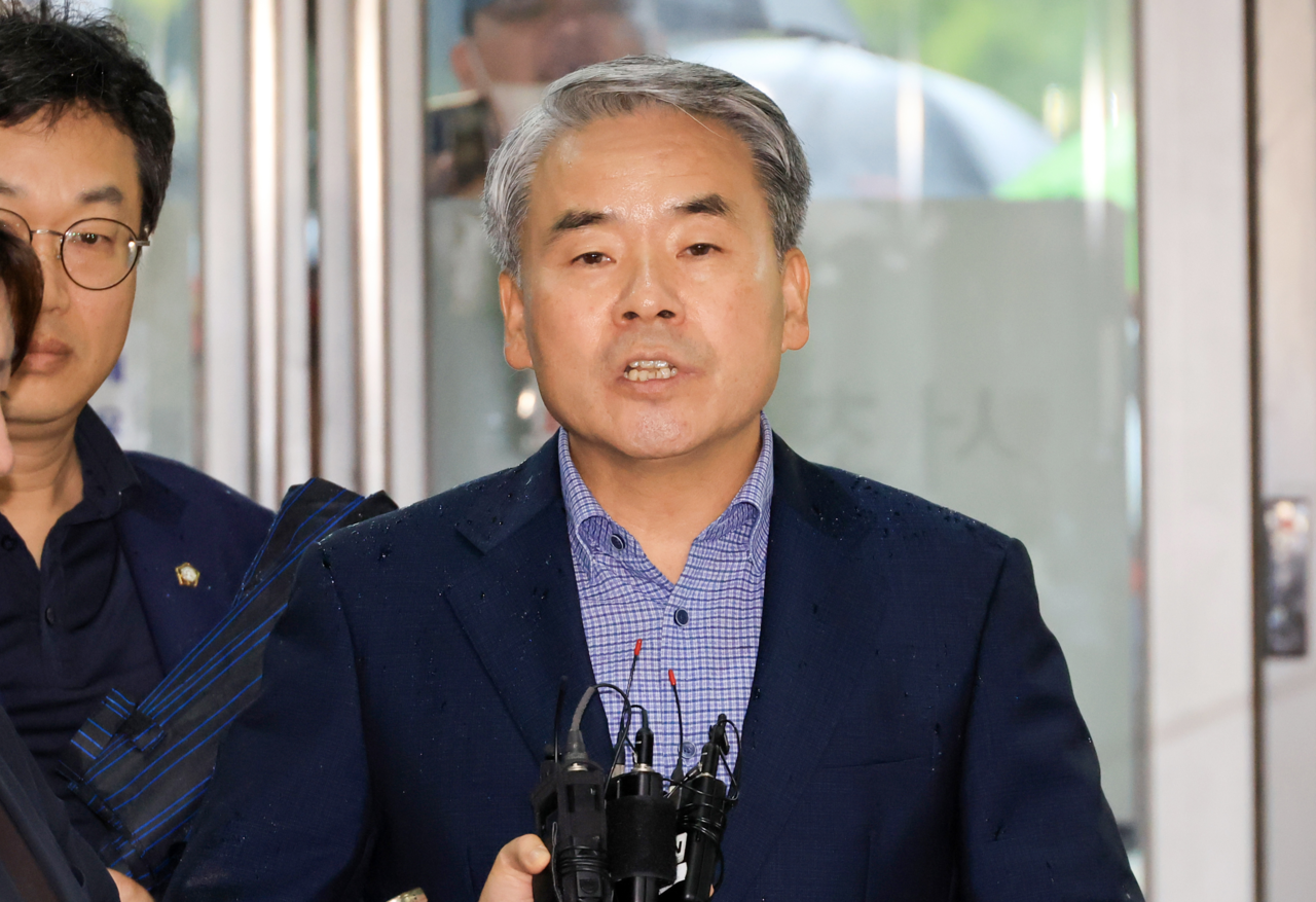Former Defense Minister Lee Jong-sup arrives at special counsel Lee Myeong-hyeon's office in southern Seoul on Sept. 17, 2025. (Yonhap)