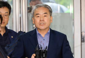 Ex-Defense Minister Lee appears for questioning as suspect in Marine death probe