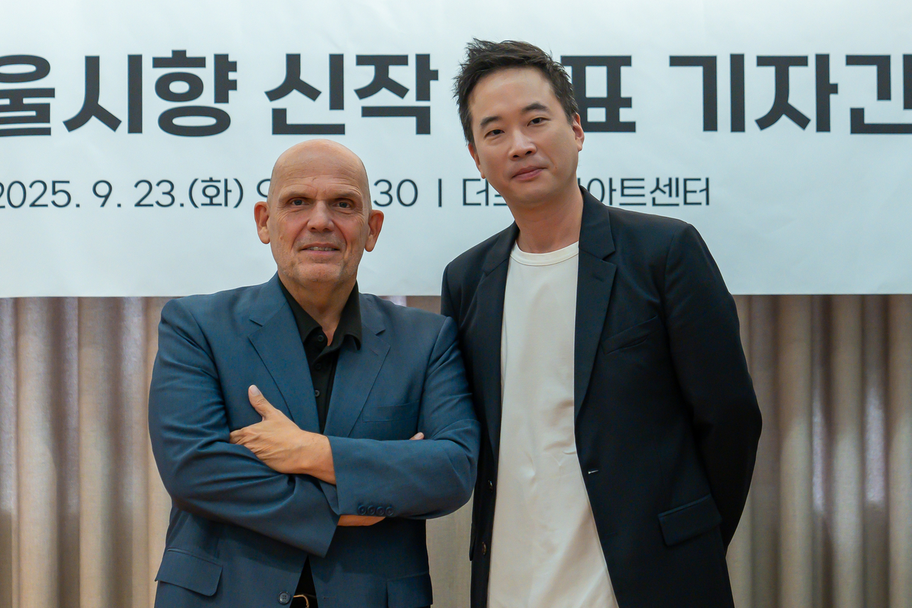 Seoul Philharmonic Orchestra's music director Jaap van Zweden (left) and composer Jung Jae-il pose for photos during a press conference on Tuesday at The Prima Art Center in Jongno-gu, Seoul. (SPO)