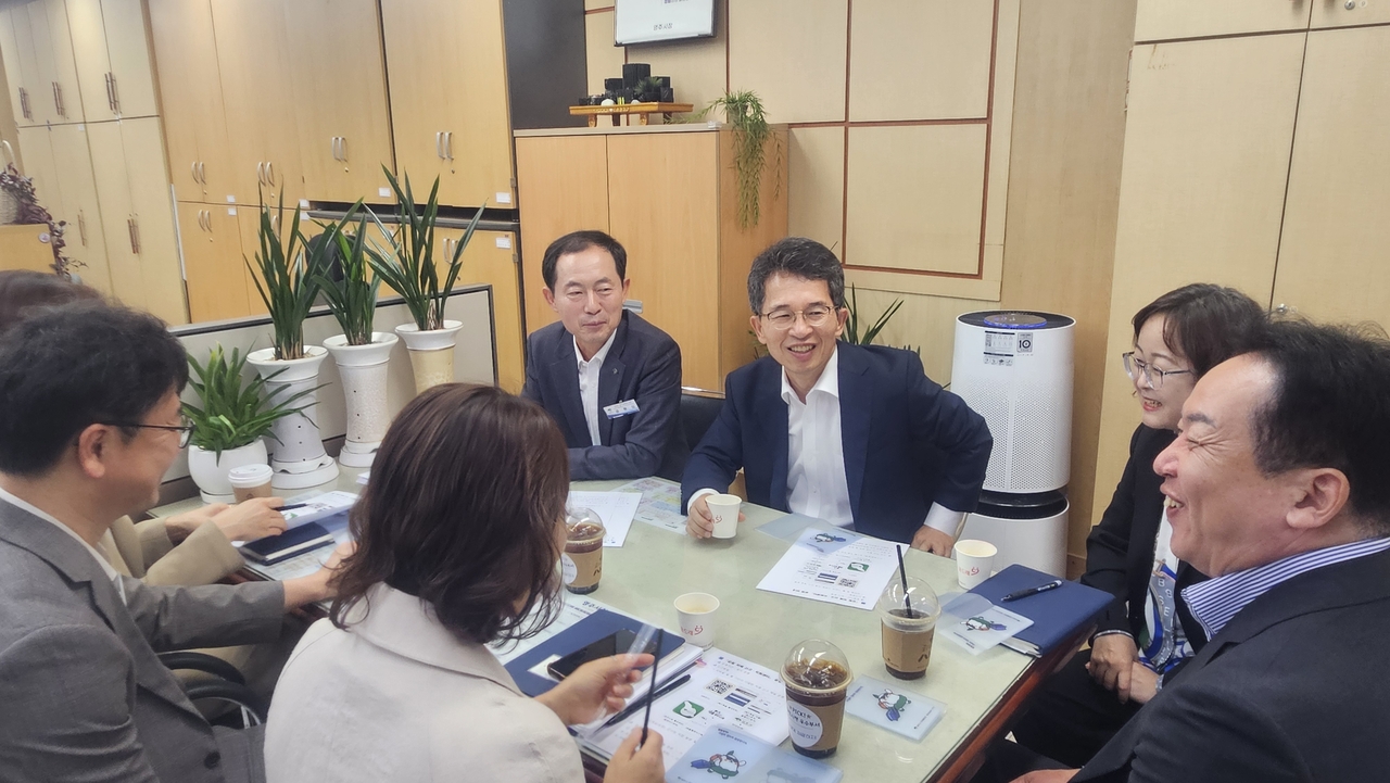 청렴 시책 우수부서로 선정된 영주시 새마을봉사과에서 유정근 시장권한대행이 간담회룰 주재하고 있다 [영주시 제공]