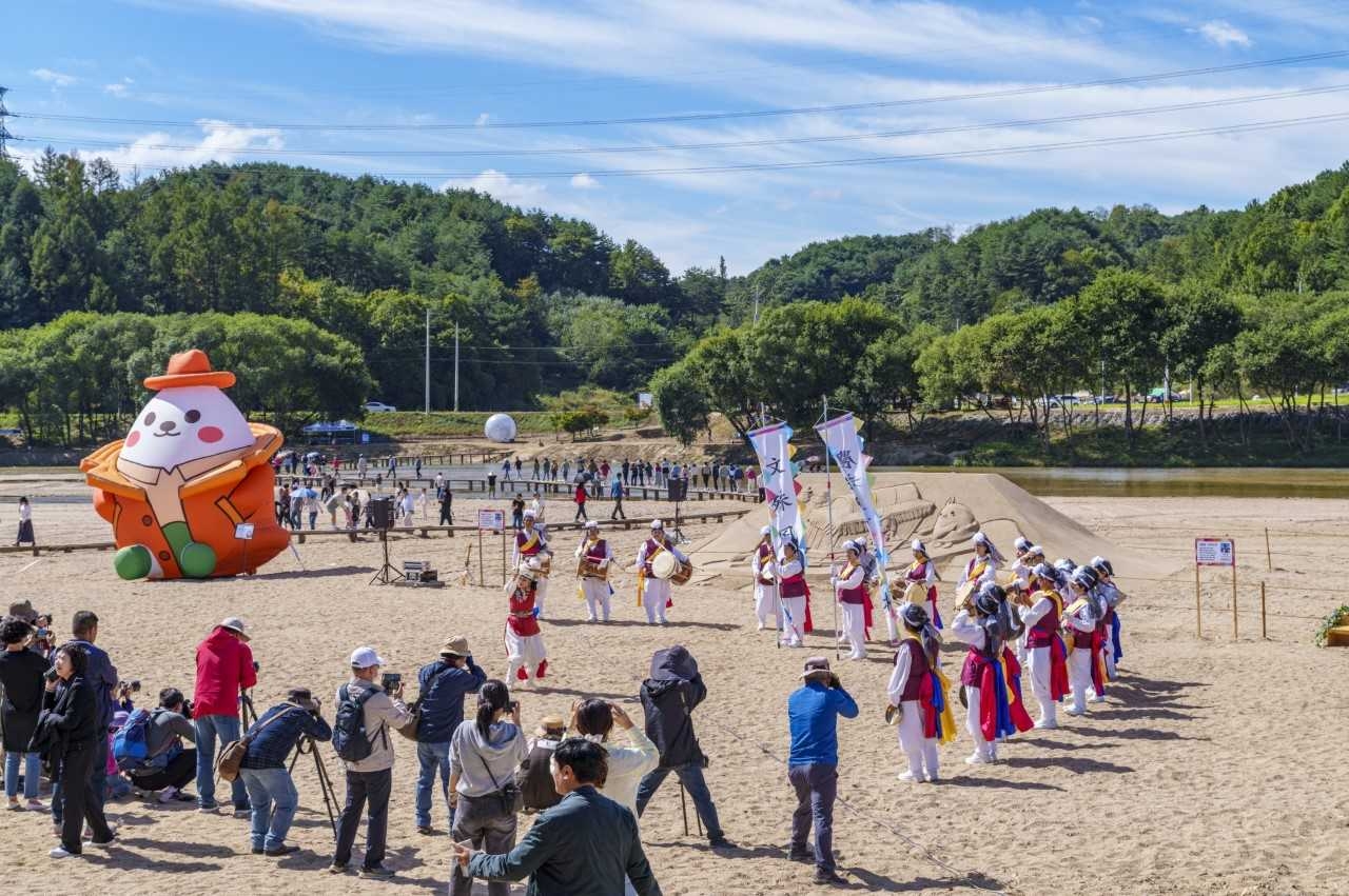 2025 영주 무섬외나무다리축제가 10월 3일부터 5일까지 문수면 무섬마을 일원에서열린다. 사진은 지난해 행사 모습.[영주시 제공]