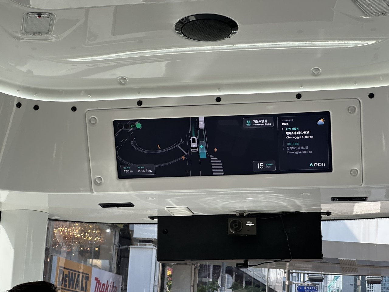 A large screen on Seoul's self-driving bus displays information about the vehicle's surroundings, including pedestrians and other cars, as well as the time remaining until the next stop. (Lee Jung-joo/The Korea Herald)