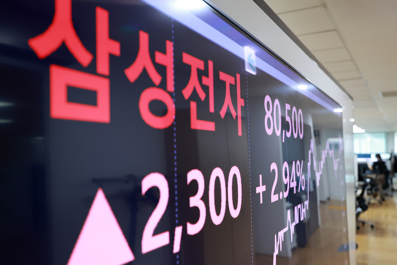 A monitor shows Samsung Electronics' share price surpassing 80,000 won on Sept. 18. (Yonhap)