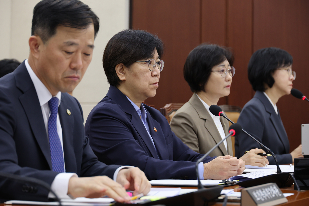 22일 서울 여의도 국회에서 열린 보건복지위원회 전체회의에 정은경 보건복지부 장관(사진 왼쪽에서 두 번째)이 참석해 있다.[연합]