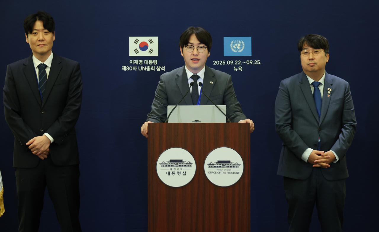 Ha Jung-woo (center), senior presidential secretary for AI policy and future planning, speaks during a press conference in New York on Monday. (Yonhap)