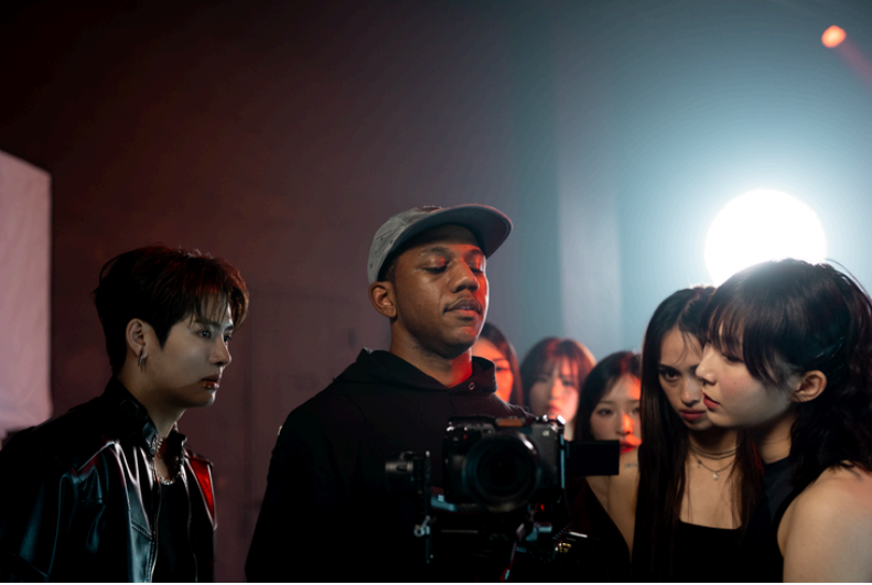 King on the set of Rikimaru‘s “Paranoid” dance performance video. (The Korea Herald)