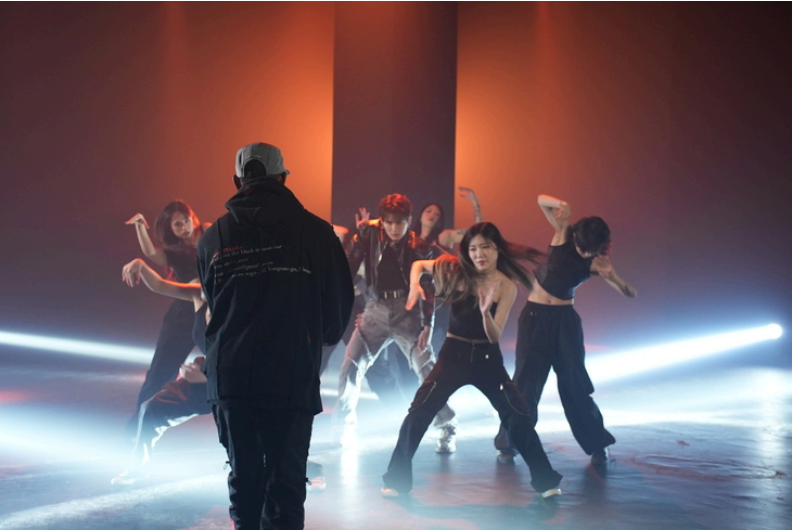 King on the set of Rikimaru‘s “Paranoid” dance performance video. (The Korea Herald)