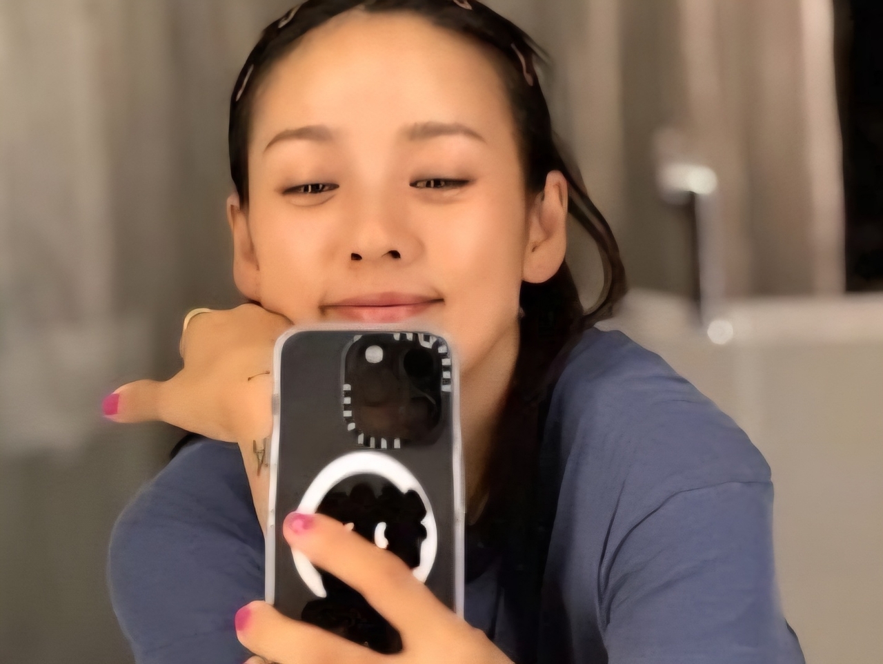 아이폰으로 셀카를 찍고 있는 이효리 [SNS]
