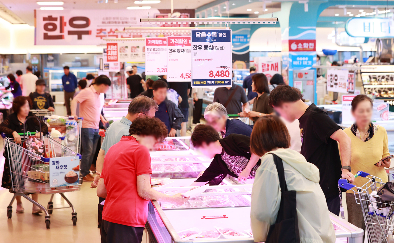Customers shop at a major discount chain store in Seoul on Sunday. (Yonhap)