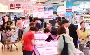 Consumer sentiment falls for 1st time in 6 months amid US tariff woes: BOK