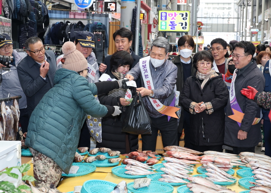 지난 1월 설 명절을 앞두고 민생 소통을 위해 죽도시장을 찾아 장보기 챌린지를 펼치고 있는 이강덕 포항시장. [포항시 제공]