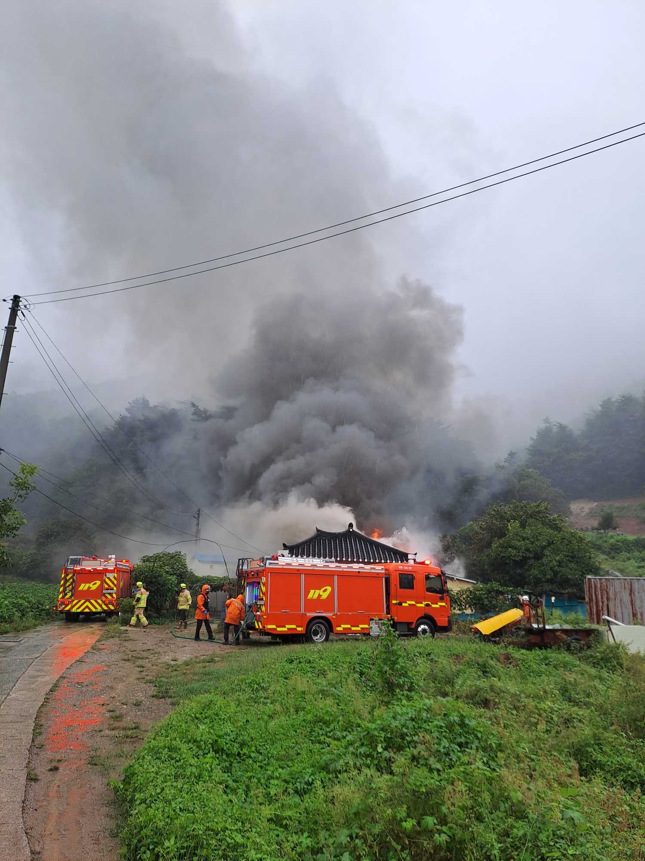 Firefighters battle flames in Gangneung, Gangwon Province, Saturday. (Yonhap)