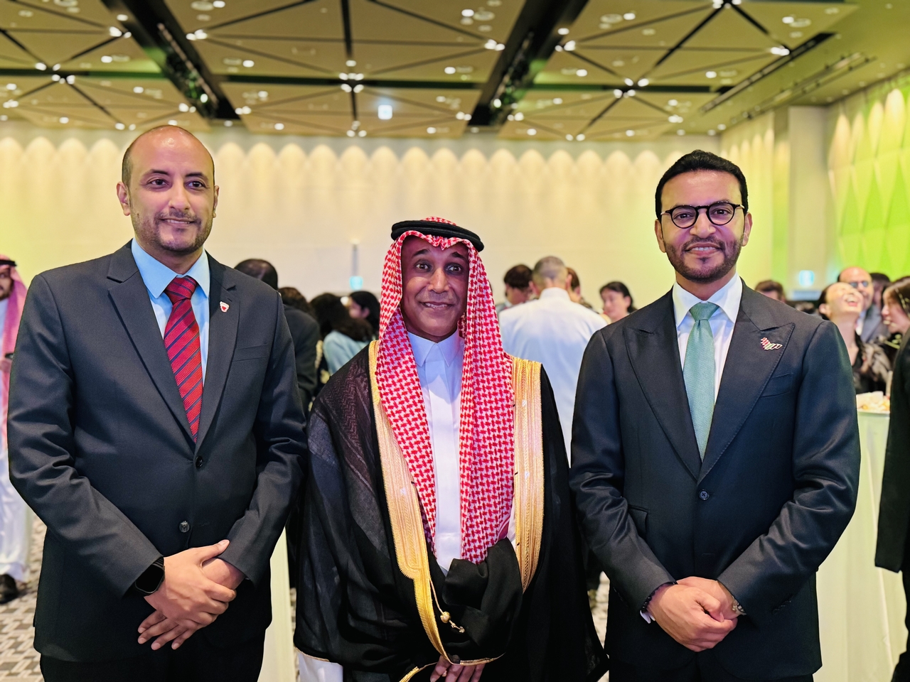 Saudi Arabia Embassy’s charge d’affaires Fahad Baraka (center) and UAE Ambassador to Korea Abdulla Saif Al Nuaimi (first from right) pose for photo with distinguished guests at the 95th National Day of Saudi Arabia at Seoul Dragon City Hotel in Yongsan-gu, Seoul, Monday. (Sanjay Kumar/ The Korea Herald)