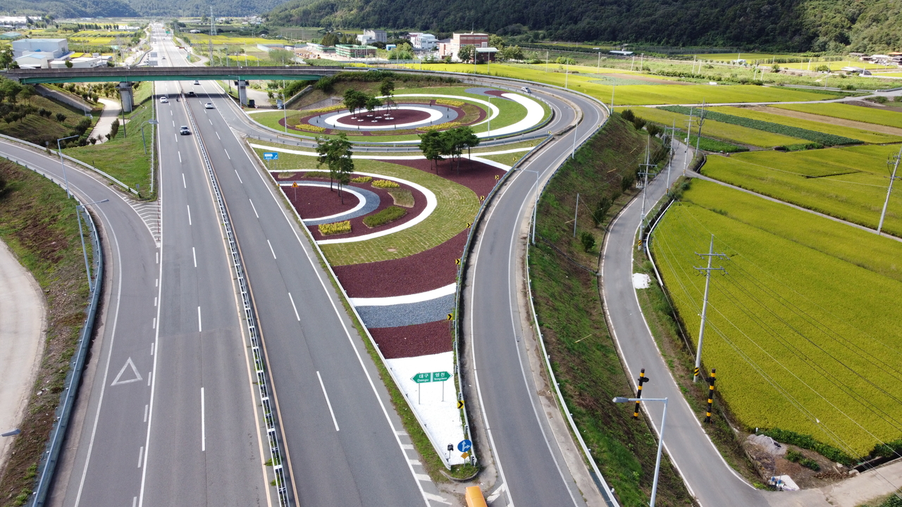 의성군이  신공항 관문인 의성읍 원당리 원당교차로 일대(약 9,000㎡)에 ‘ 랜드마크 도시숲’을  최근 완공했다.[의성군 제공]