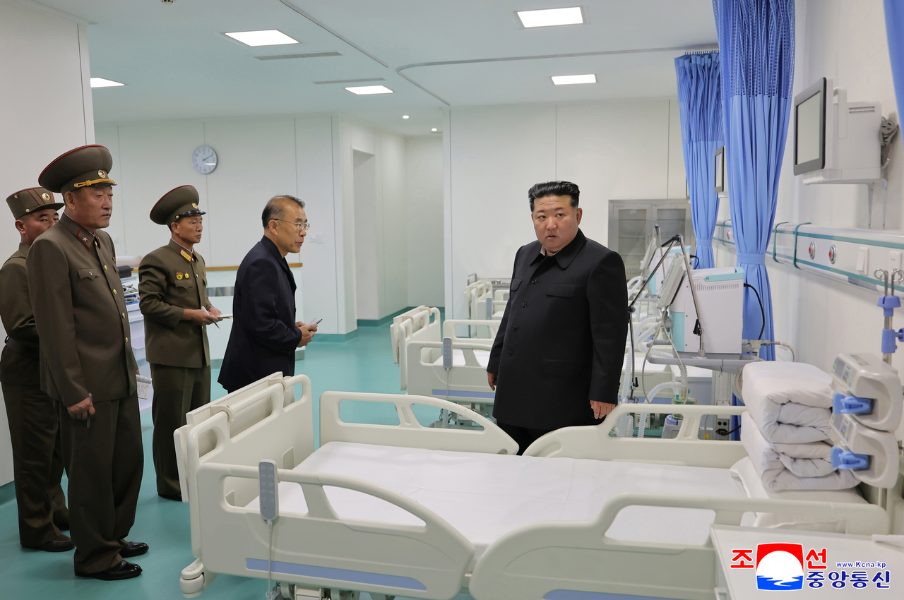 North Korea's leader Kim Jong-un (R) inspects the Pyongyang General Hospital ahead of the completion of its construction on Tuesday, in this photo carried by the North's official Korean Central News Agency the following day. (Yonhap)