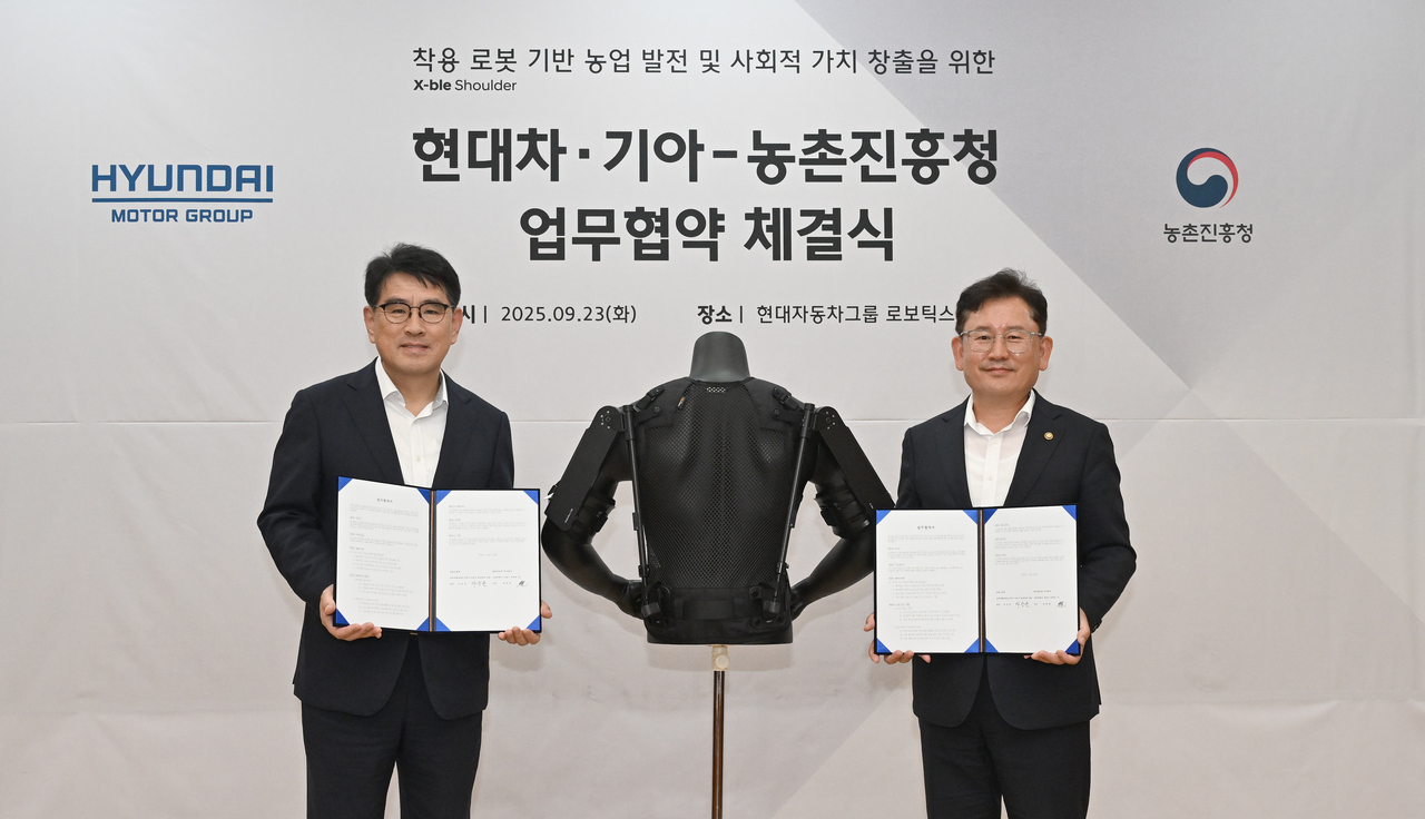 Yang Heui-won (left), head of Hyundai Motor and Kia's research and development division, and Lee Seung-don, administrator of Korea's Rural Development Administration, hold a partnership certificate at the companies' R&D Center in Uiwang, Gyeonggi Province, Tuesday. (Hyundai Motor Group)