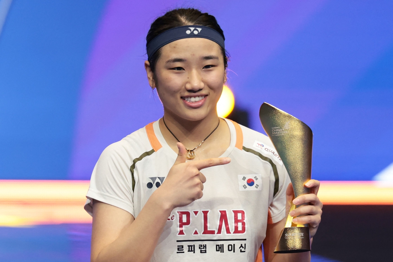 An Se-young of South Korea poses with the trophy after winning the women's singles title at the China Masters badminton tournament in Shenzhen, China, on Sept. 21. (AFP-Yonhap)