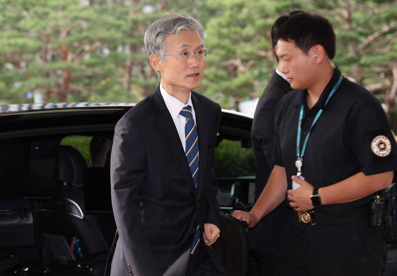 Supreme Court Chief Justice Jo Hee-de, center, arrives for work at the Supreme Court in Seocho-gu, southern Seoul, on Wednesday. (Yonhap)
