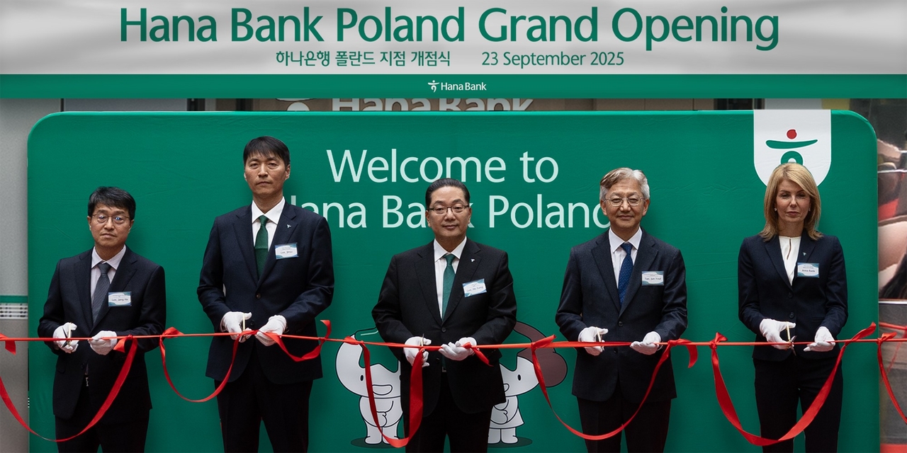 مدیرعامل Hana Bank Le Ho-Sung (مرکز) و مسئولان شرکت برای عکسی در مراسم افتتاح روبان از شعبه Wroclaw در لهستان ، سه شنبه ، عکس می گیرند. (بانک حنا)