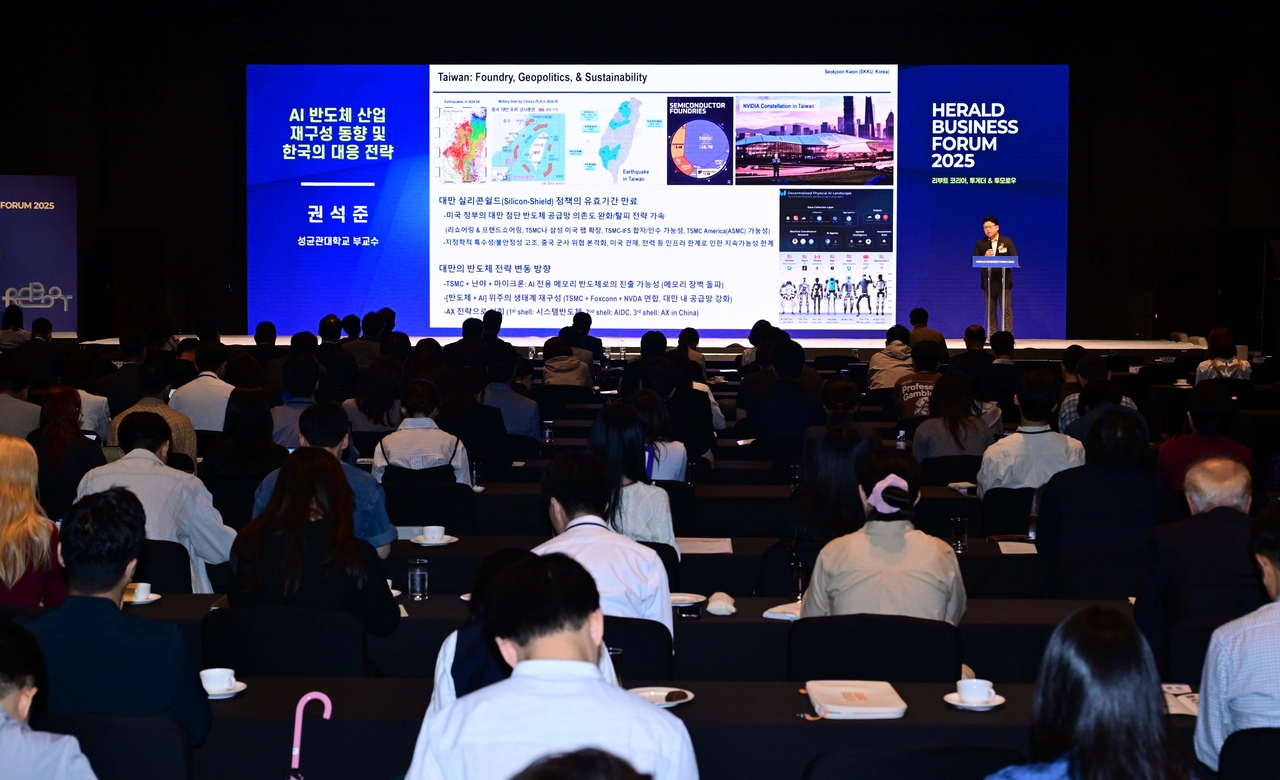 Kwon Seok-joon, associate professor at Sungkyunkwan University, delivers his speech during the Herald Business Forum at the Shilla Seoul on Wednesday. (Lee Sang-sub/The Korea Herald)