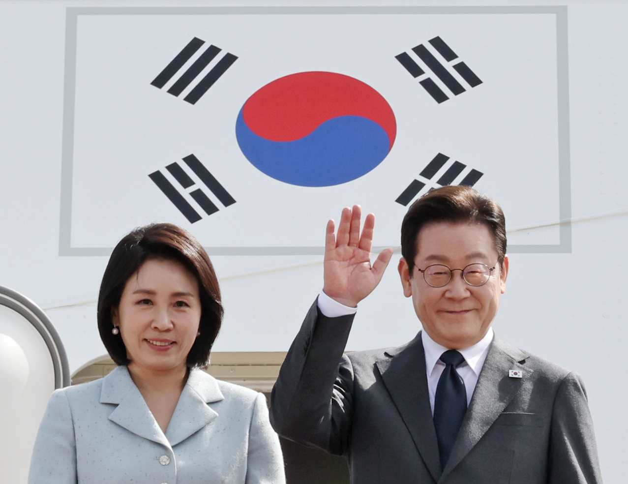 President Lee Jae Myung (right) and his wife Kim Hea Kyung depart for New York on Monday. (Yonhap)