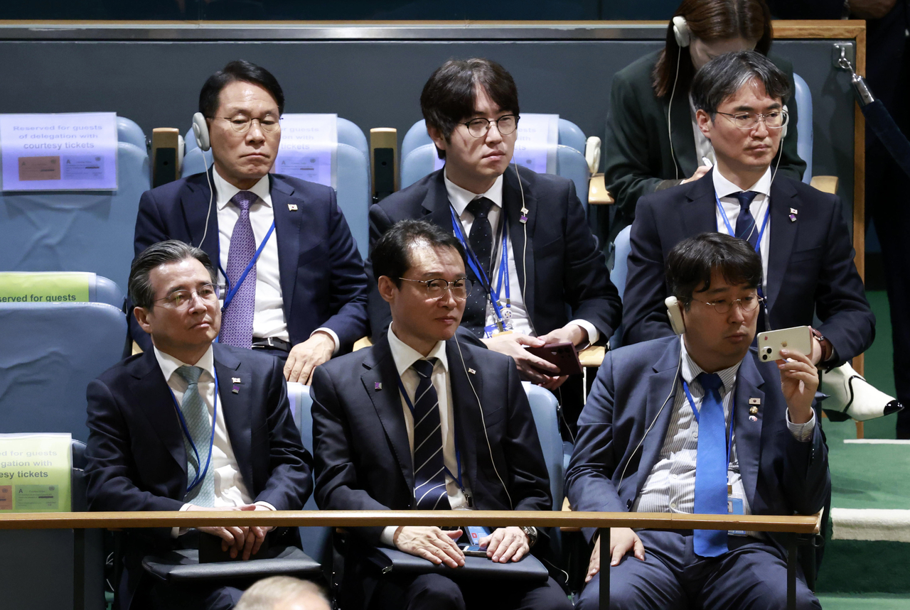 President Lee Jae Myung's secretaries attend the venue for Lee's address to the United Nations General Assembly in New York on Tuesday. (Yonhap)