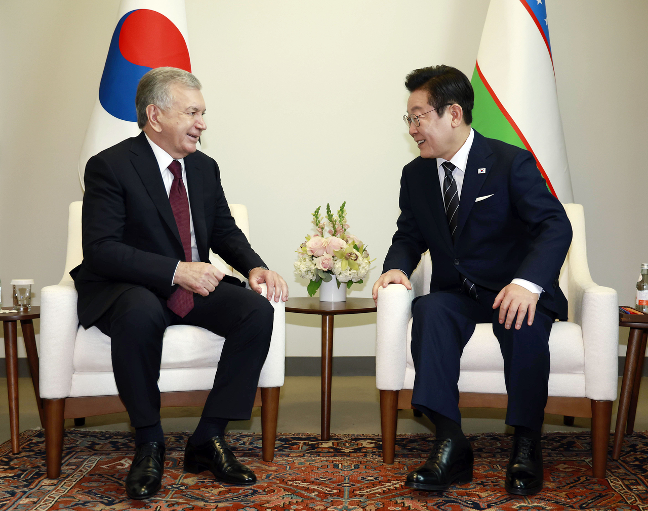 President Lee Jae Myung (right) and his Uzbek counterpart Shavkat Mirziyoyev hold talks at the United Nations headquarters in New York on Tuesday. (Yonhap)