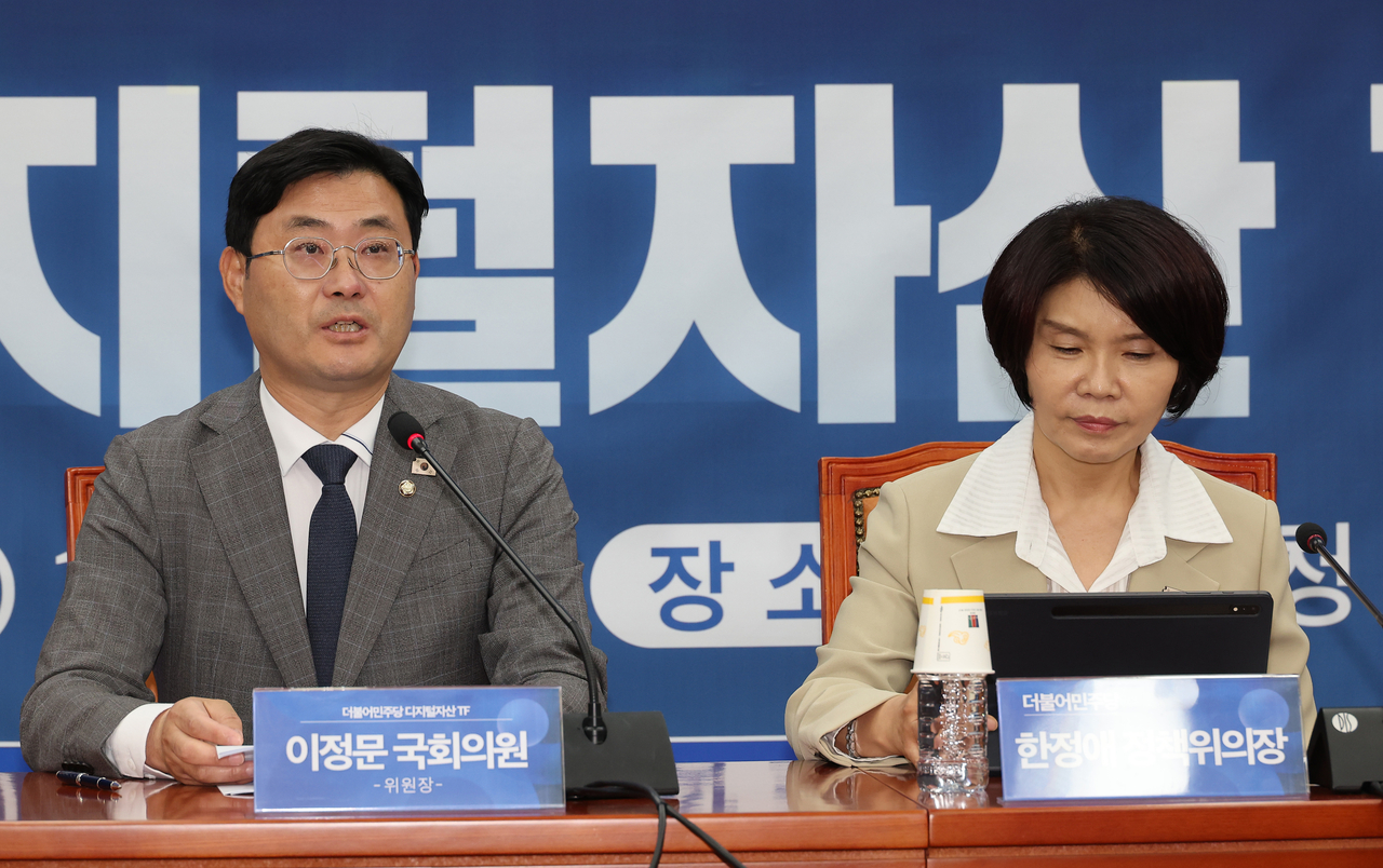 24일 서울 여의도 국회에서 열린 더불어민주당 forever 토토사이트TF 발대식에서 이정문 의원(왼쪽)이 발언하고 있다. [연합]