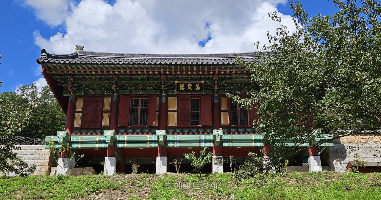중흥사 만세루