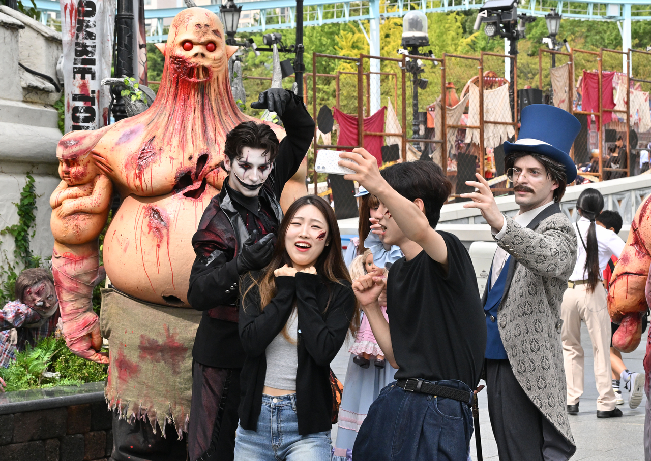 헤럴드pic] 롯데월드 어드벤처에서 실감나는 호러 연기 즐겨보세요! - 헤럴드경제