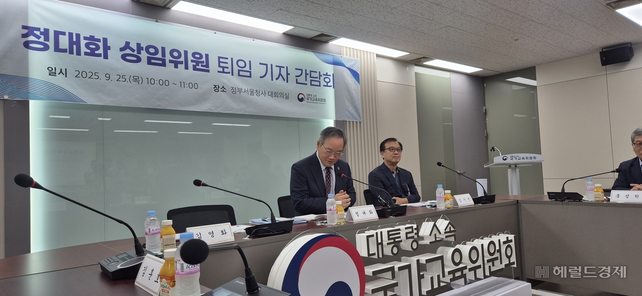 정대화 888토토 상임위원은 25일 정부서울청사에서 퇴임 기자간담회를 개최하고 “888토토 3년은 888토토법을 정면으로 어긴 기간이었다”라고 말했다. 김용재 기자