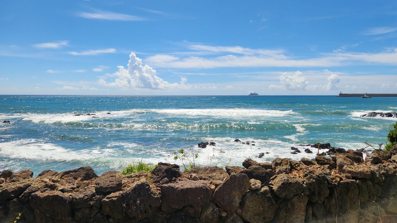 Clear, sunny skies are observed by the beach in Seogwipo, Jeju Island, Thursday. (Lee Jung-joo/The Korea Herald)