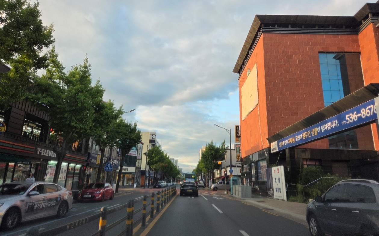 전선 지중화 사업으로 상주호텔 일원이 깨끗하고 품격 있는 거리로 변했다.[상주시 제공]