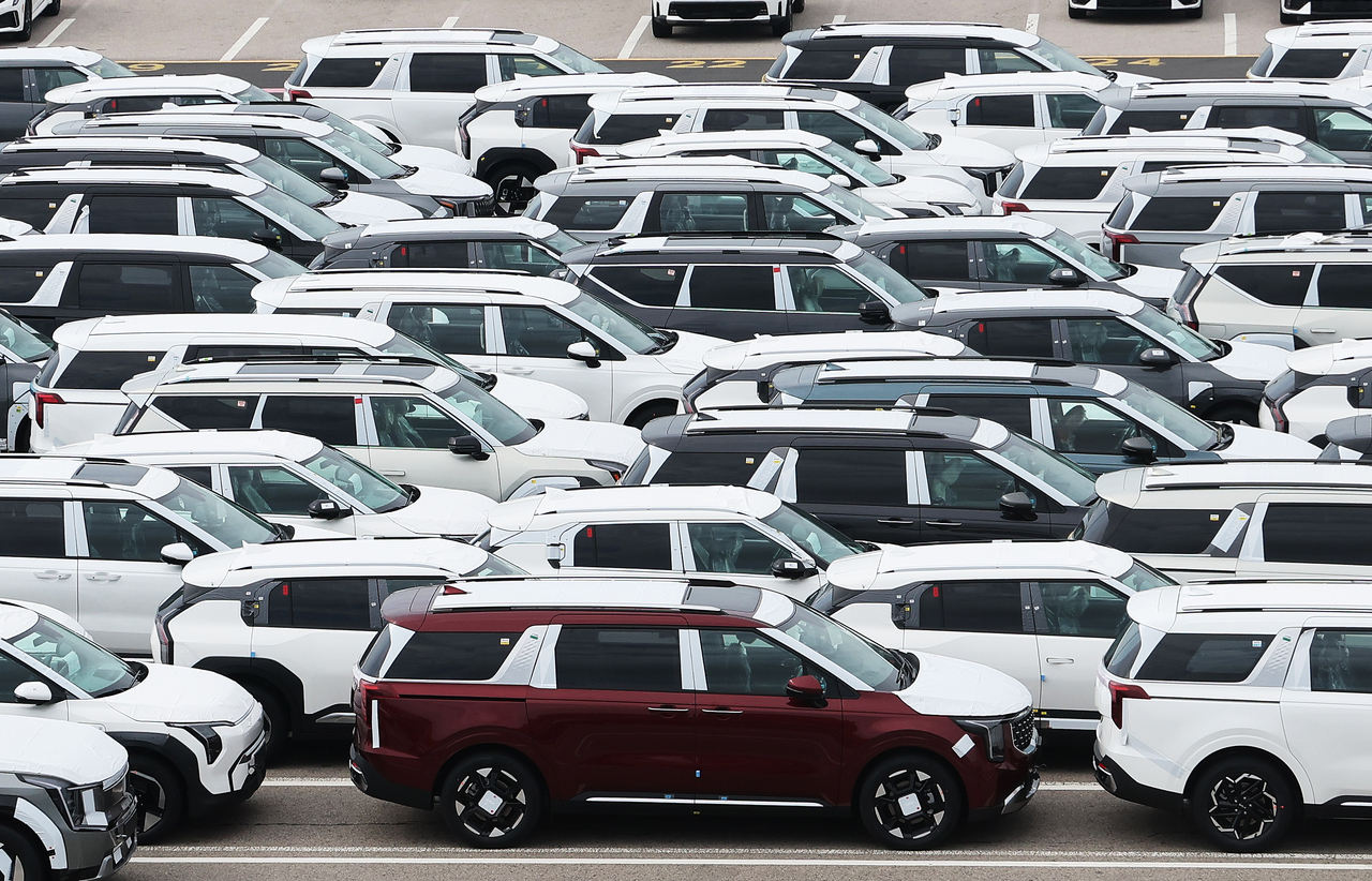 This photo, taken on Sept. 16, 2025, shows cars waiting to be loaded onto a ship at a port in Pyeongtaek, some 65 kilometers south of Seoul. (Yonhap)