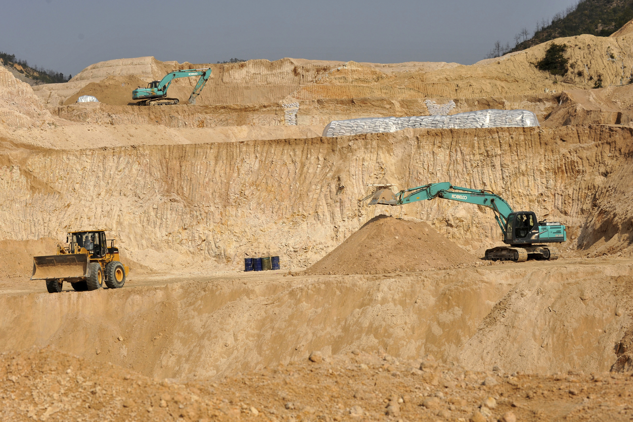 Workers use machinery to dig at a rare earth mine in Ganxian county in central China's Jiangxi province on Dec. 30, 2010.   AP-Yonhap